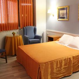 Hostal Montserrat，位于Tona的酒店
