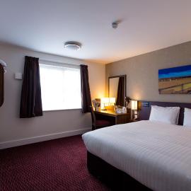 Sessile Oak, Llanelli by Marston's Inns，位于拉内利的酒店