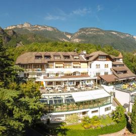Hotel Lambrechtshof，位于阿皮亚诺苏拉斯特拉达的酒店