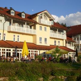 Hotel Ahornhof, privates 27 qm großes Doppelzimmer mit Balkon in Südlage，位于林德伯格的酒店