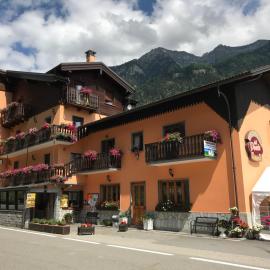 Albergo Ristorante Pizzeria DEL PONTE，位于巴切诺的酒店