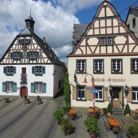 Hotel zur Schloß-Schenke，位于新维德的酒店