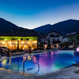 SCHLOSSHOF SÜDTIROL - Hotel & Camping Resort，位于拉纳的酒店