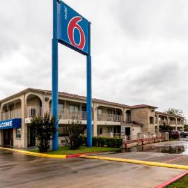 Motel 6 San Antonio, TX - Frost Bank Center