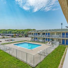 Motel 6 Kansas City, MO - Airport,位于堪萨斯城的酒店