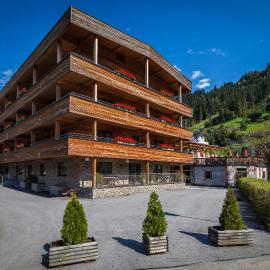 Aktivhotel Tuxerhof，位于齐勒河谷采尔的酒店