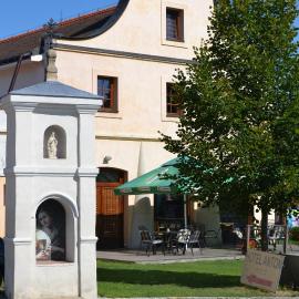 Hotel Antoň，位于泰尔奇的酒店
