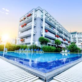 Ambassador Suite Hotel，位于加尔达湖滨的酒店