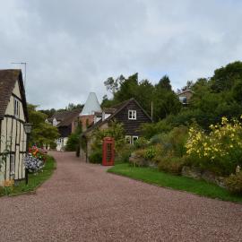 Whitewells Farm Cottages - 7 exceptionally well appointed pet friendly barn conversions set in 10 acres of gardens, fields and woodland suitable from 2 to 24 people with breathtaking views towards the Malvern Hills, Herefordshire and Worcestershire，位于马东的酒店