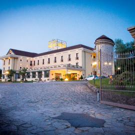 Bel Sito Hotel Due Torri,位于马诺卡尔扎蒂的酒店