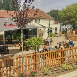 The White Horse，位于Hertingfordbury的酒店
