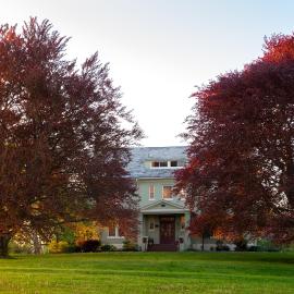 Yale Manor B&B & Yurt Glamping，位于Yale的酒店