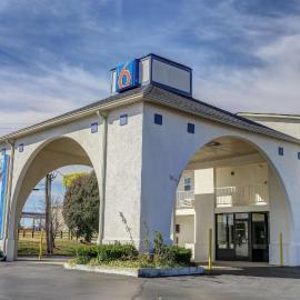 Motel 6-Dickson, TN，位于迪克森的酒店