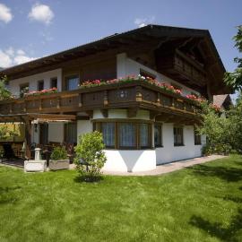 Ferienwohnungen Haus Schett，位于利恩茨的酒店