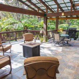 Hale Mauna Loa Upper Level with shared Hot Tub，位于沃尔卡诺的酒店