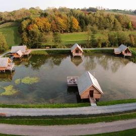 Aqualodge Hôtel Insolite，位于Ermeton-sur-Biert的酒店