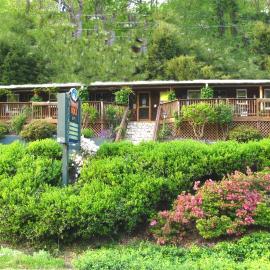 The Chimney Rock Inn & Cottages，位于烟囱岩的酒店
