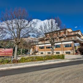 Hotel Holiday，位于Magliano deʼ Marsi的酒店