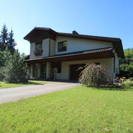 Villa EverGreen near the city center with private garden, hot tub, garage parking, patio,位于维尔纽斯的酒店