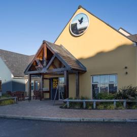 The Raven’s Cliff Lodge by Marston's Inns，位于马瑟韦尔的酒店