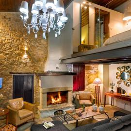 Oinoessa Traditional Boutique Guest Houses，位于洛弗的酒店