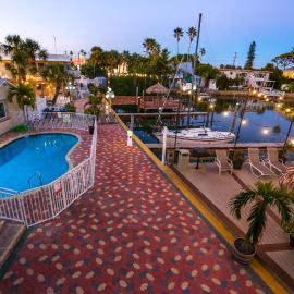 Bay Palms Waterfront Resort - Hotel and Marina，位于圣徒皮特海滩的酒店