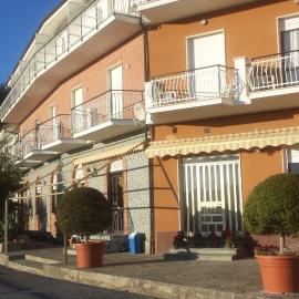 Albergo Al Sole ad AQUILA DI ARROSCIA IM a trenta chilometri dal mare,位于Onzo的酒店