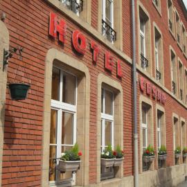Hotel César climatisation dans la majorité des chambres Centre-ville Gare Charleville-Mézières，位于沙勒维尔-梅济耶尔的酒店