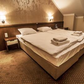 Hotel Tatarscy，位于卡尔瓦里亚-泽布日多夫斯卡的酒店