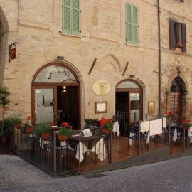 Oro Rosso Hotel Ristorante，位于蒙特法尔科的酒店
