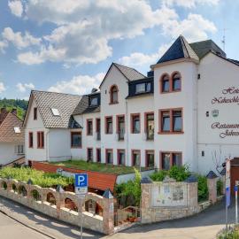 Hotel Naheschlößchen，位于施泰因-埃伯恩堡地区巴特明斯特的酒店