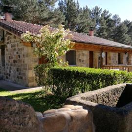Los Ranchales Vinuesa，位于比努埃萨的酒店