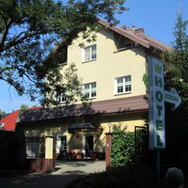 Hotel Korona，位于斯拉百斯的酒店