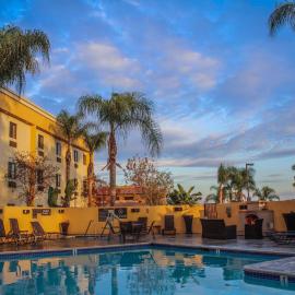 Best Western Plus Arrowhead Hotel，位于科尔顿的酒店