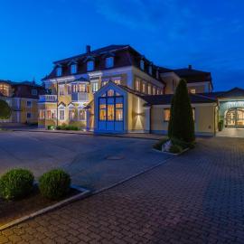 Gasthof Hotel Jägerwirt，位于施特拉斯瓦尔兴的酒店