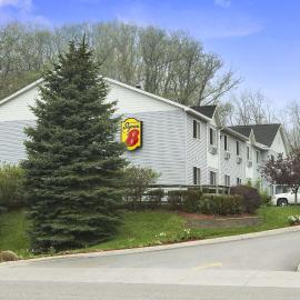 Super 8 by Wyndham Manistee，位于马尼斯蒂的酒店
