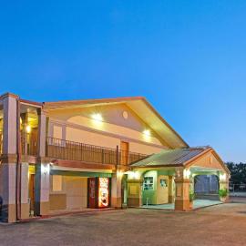 Super 8 by Wyndham La Marque TX/Texas City Area,位于拉马克的酒店