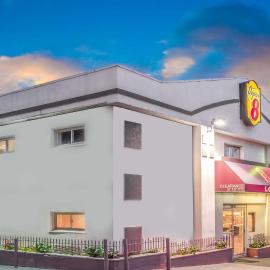 Super 8 by Wyndham North Bergen NJ/NYC Area，位于北卑尔根的酒店