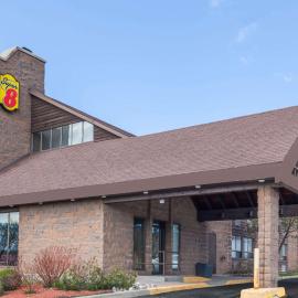 Super 8 by Wyndham Sudbury ON，位于萨德伯里的酒店