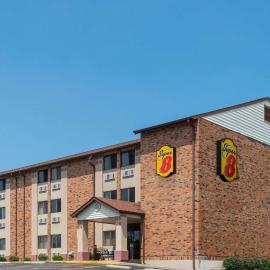 Super 8 by Wyndham St Charles，位于圣查尔斯的酒店