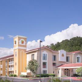 Super 8 by Wyndham Austell/Six Flags,位于奥斯特的酒店