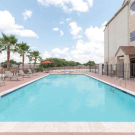 Microtel Inn and Suites Eagle Pass，位于伊格尔帕斯的酒店