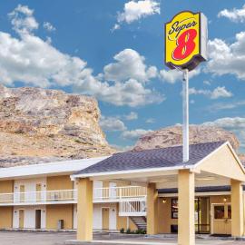 Super 8 by Wyndham Wendover，位于西温多弗的酒店