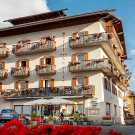 Hotel Aquila，位于科尔蒂纳丹佩佐的酒店