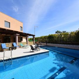 Flintstone Guest House בית ההארחה בן 11 החדרים אינו וילה פרטית אתם מזמינים רק חדרים לא את כל הוילה