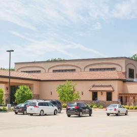 Ramada by Wyndham Des Moines Tropics Resort & Conference Ctr，位于Urbandale的酒店