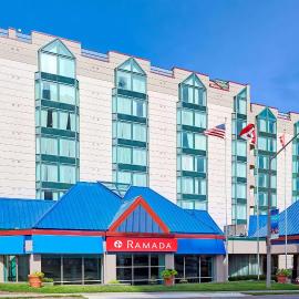Ramada by Wyndham Niagara Falls/Fallsview，位于尼亚加拉瀑布的酒店