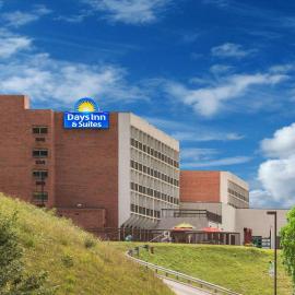 Days Inn & Suites by Wyndham Sutton Flatwoods，位于Sutton的酒店