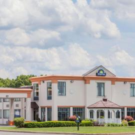 Days Inn by Wyndham Windsor Locks / Bradley Intl Airport,位于温莎洛克斯的酒店
