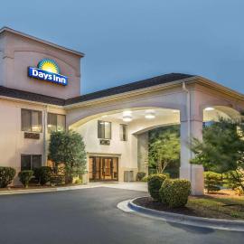 Days Inn by Wyndham Burlington East，位于Haw River的酒店